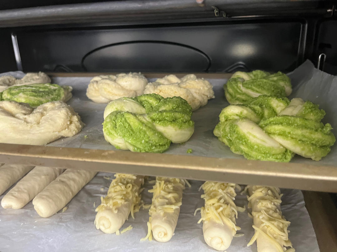 奶香味十足的抹茶花环面包