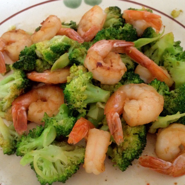 向小厨娘努力中做的西兰花炒虾球