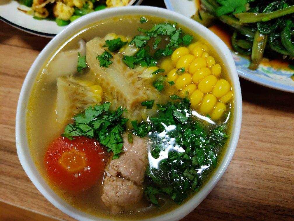 胡萝卜玉米排骨汤