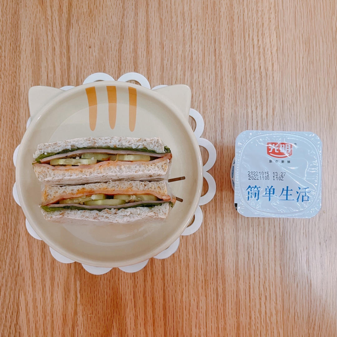 火腿肉松三明治+拿铁+橙子