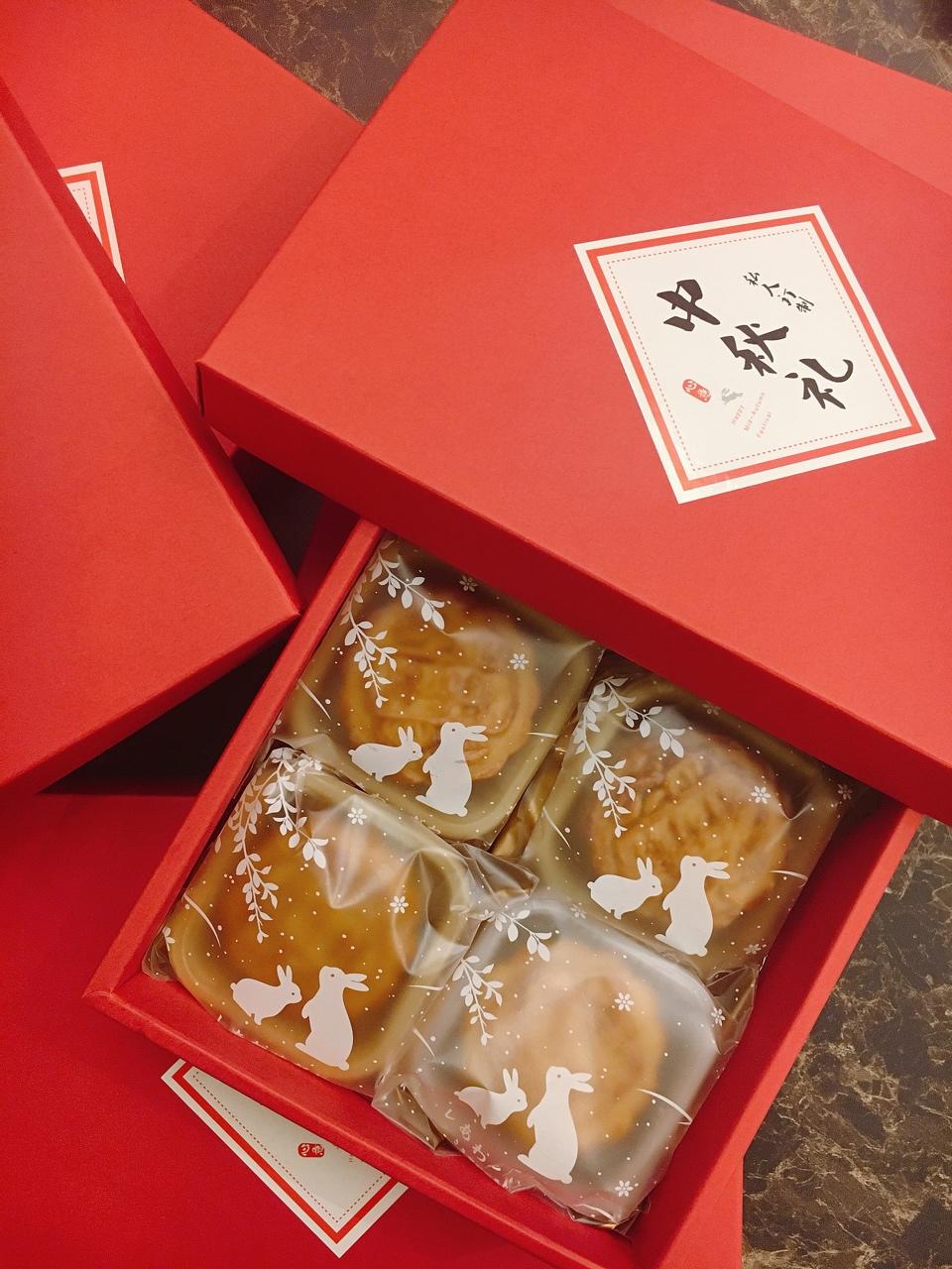 一口广月之小小蛋黄莲蓉月饼