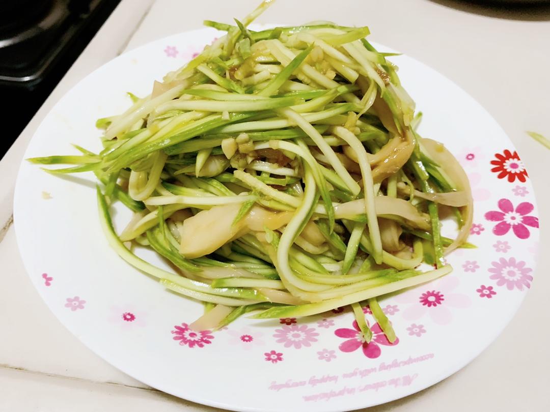 夏日清爽凉拌西葫芦杏鲍菇