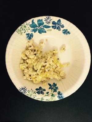 No oil scrambled egg with oregano and salt的做法 步骤4