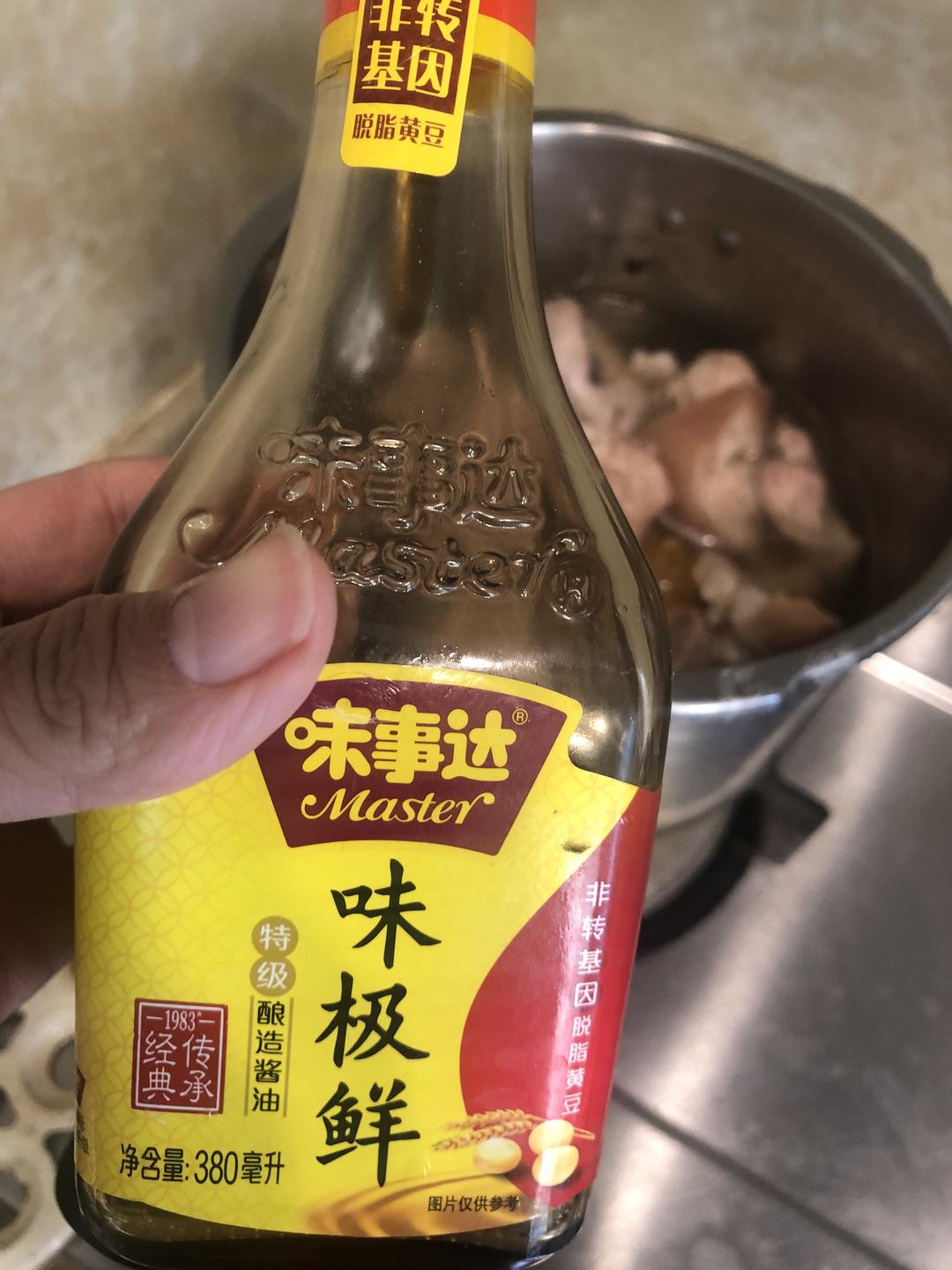 卤猪脚的做法 步骤7