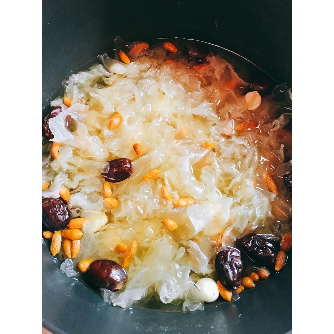 红枣银耳莲子羹