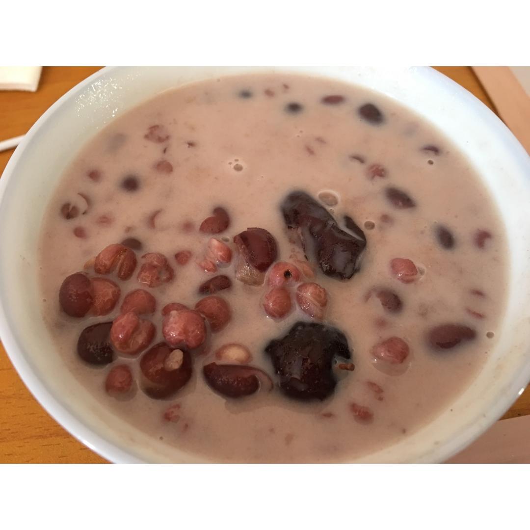 红枣红豆薏仁牛奶粥