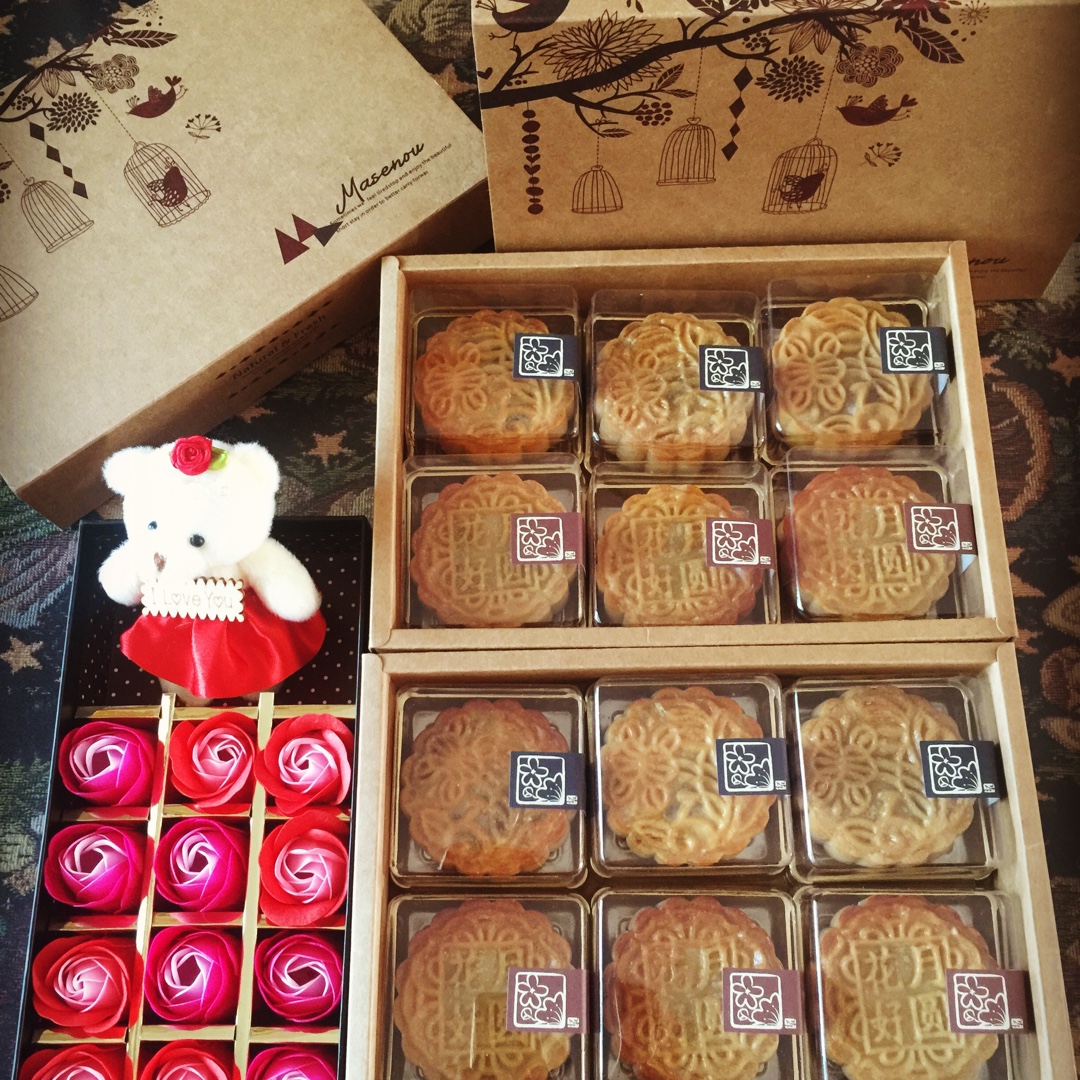 广式月饼—蛋黄芝麻月饼
