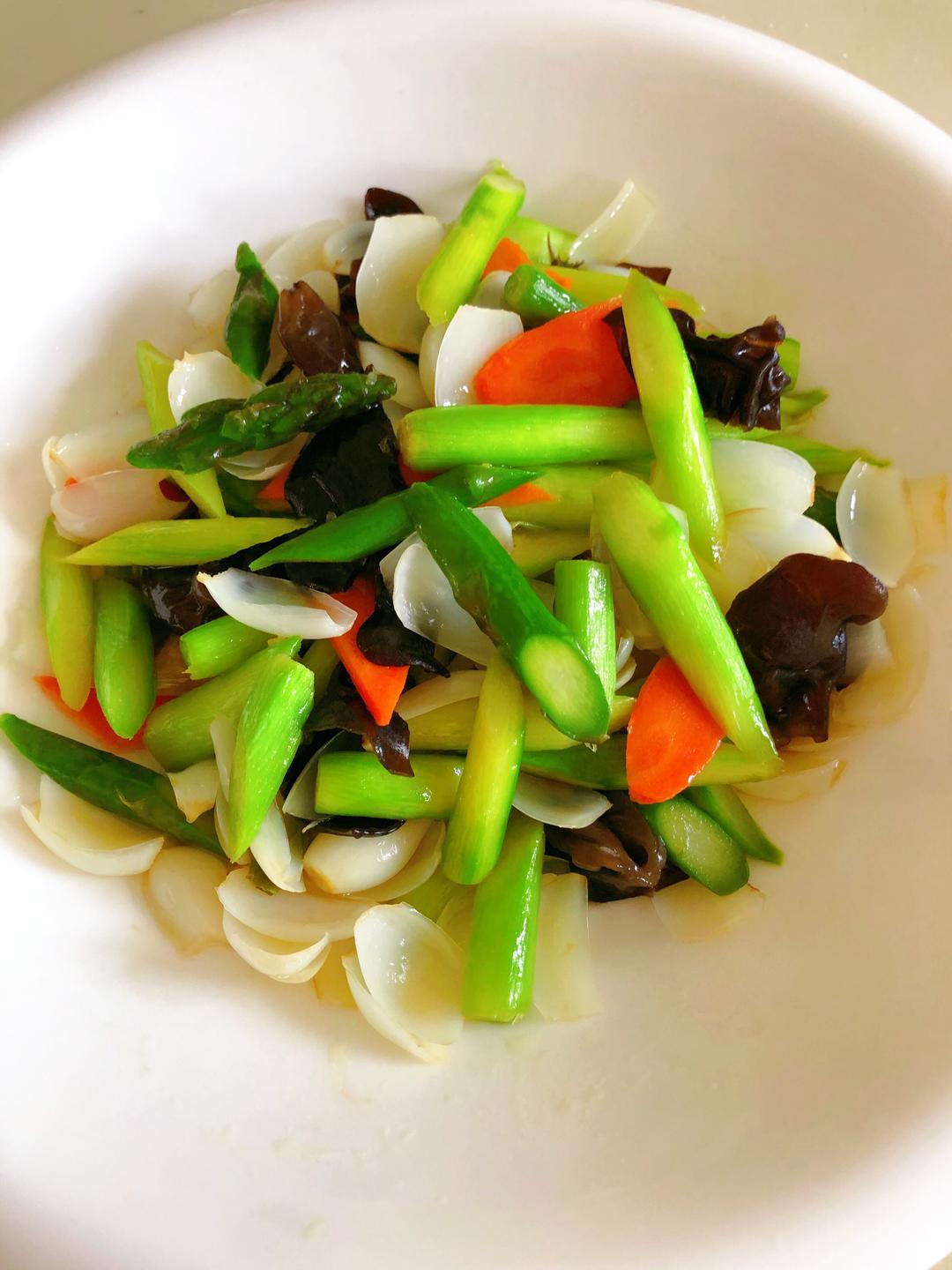 百合芦笋炒木耳的做法