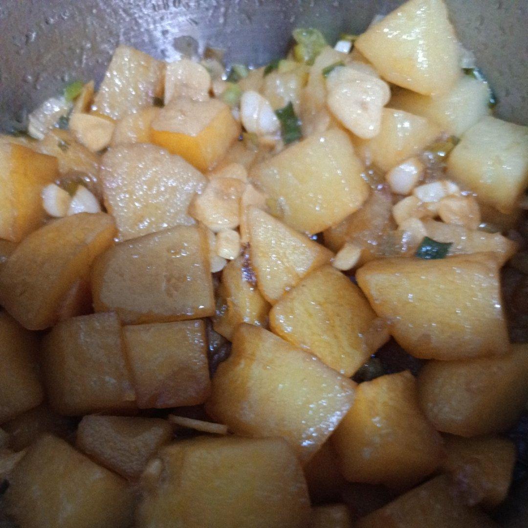 🔥巨下饭，软糯入味！比肉还好吃的红烧土豆