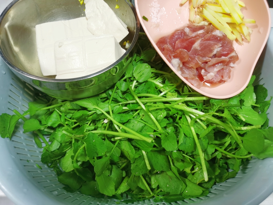 每日一道家常菜-西洋菜瘦肉豆腐汤的做法 步骤1