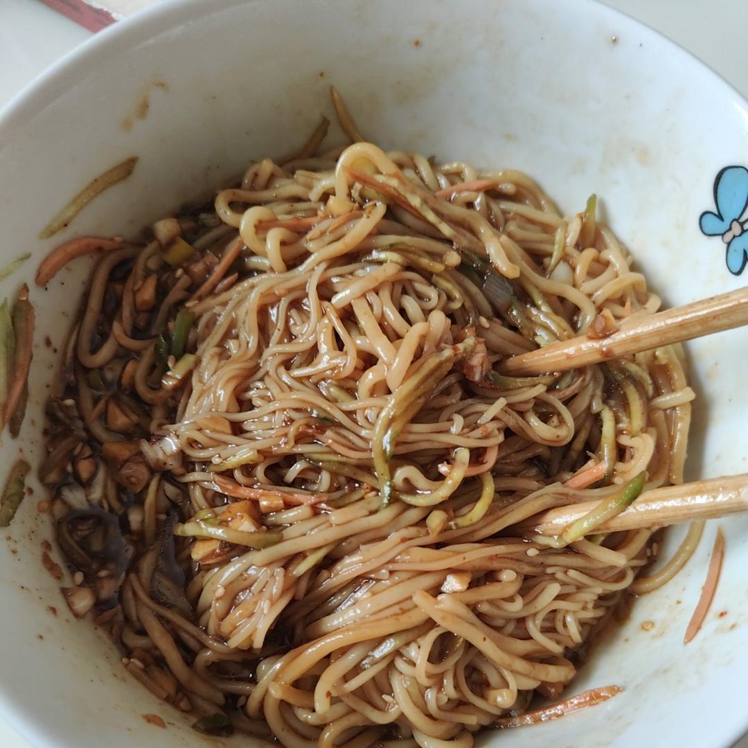 十分钟做好一盘开胃凉拌面～太好吃啦