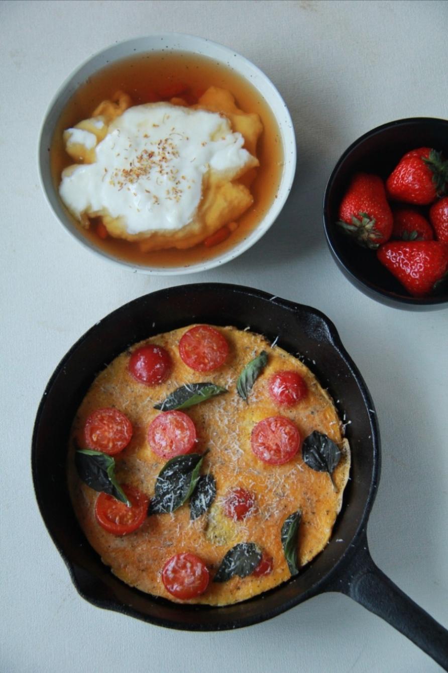 番茄罗勒奶酪早餐蛋饼（ref.《食帖》）