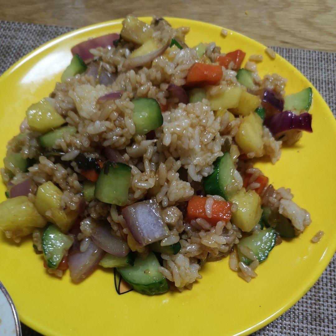 凤梨腊肠炒米饭