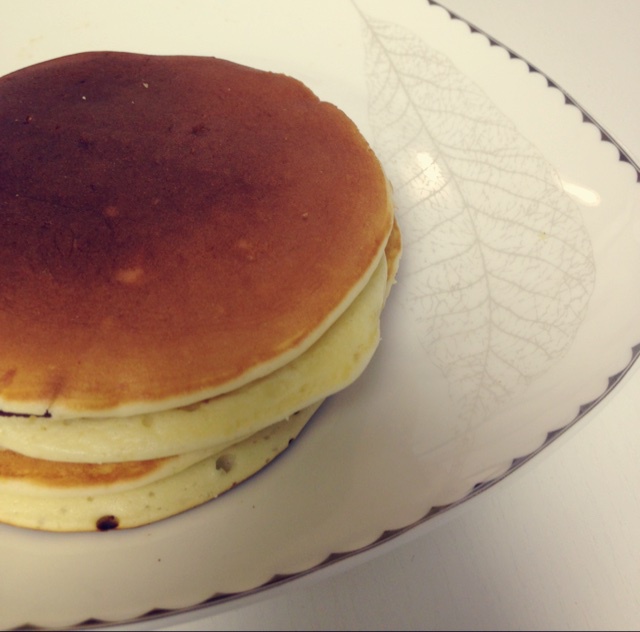 【酸奶松饼yogurt pancake】，搭上黑莓果酱和枫糖的美味。