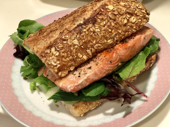 健康好嚼的三文鱼法棍三明治的做法