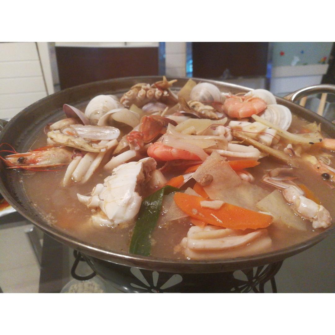 家常菜 一锅鲜 臭臭小南瓜做的一锅鲜赞 螃蟹,虾,蛤蜊,鱿鱼,莲藕,豆芽