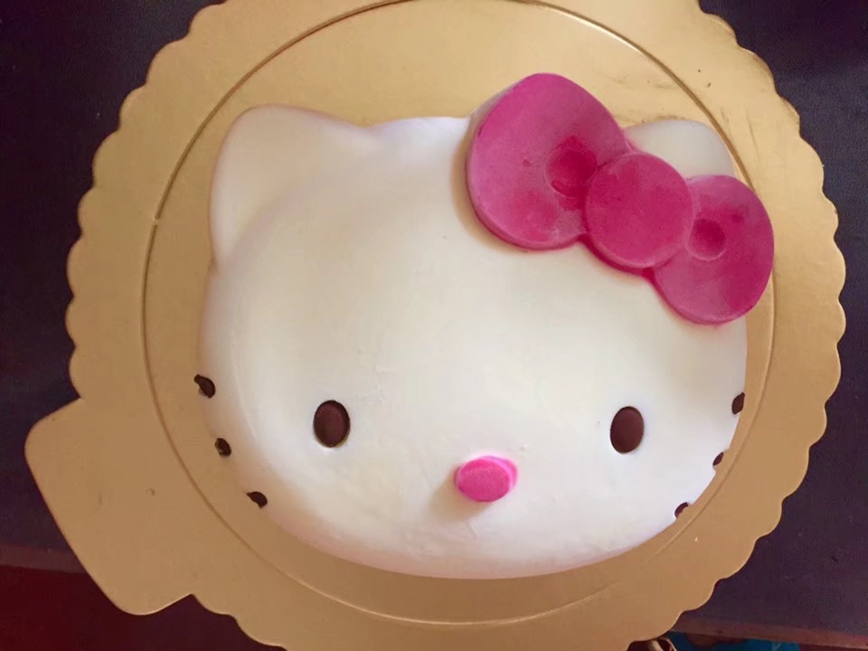 6寸kitty芝士慕斯蛋糕