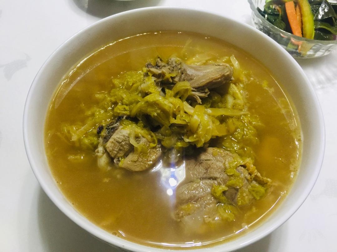 东北酸菜炖白肉