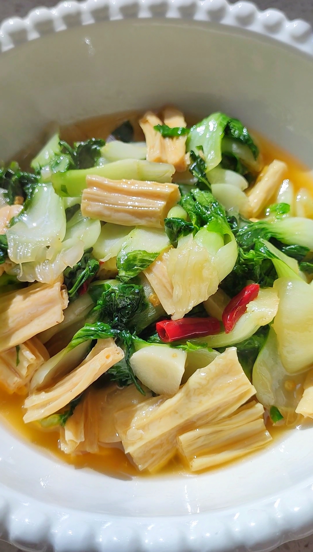 超级鲜美的小白菜焖腐竹的做法