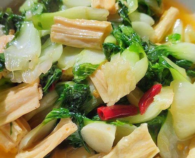 超级鲜美的小白菜焖腐竹