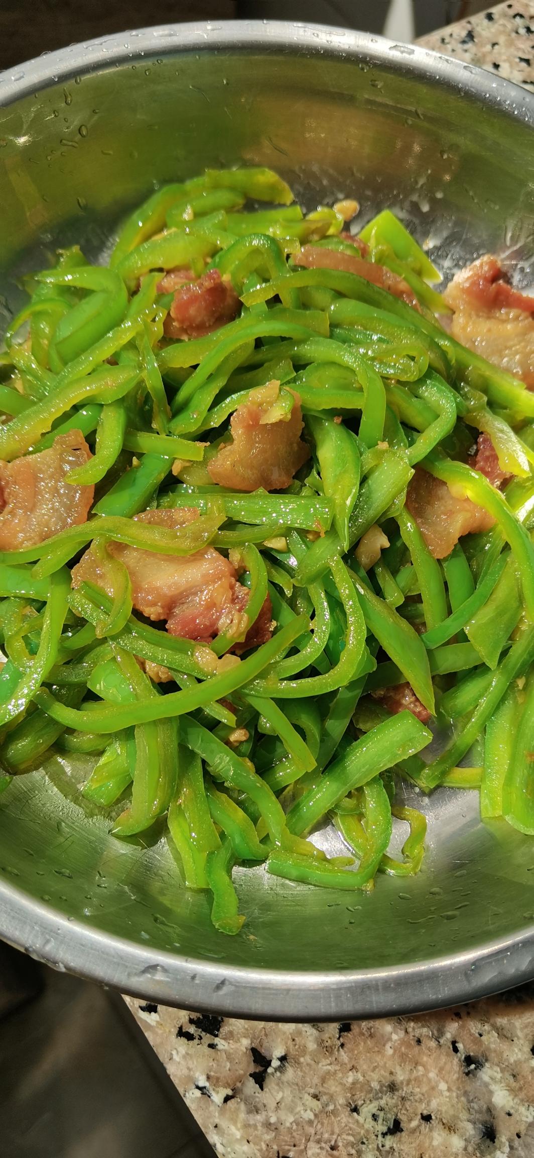 好吃的五花肉炒青椒的做法