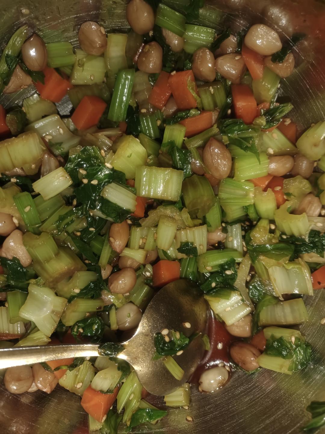 凉拌芹菜花生米胡萝卜