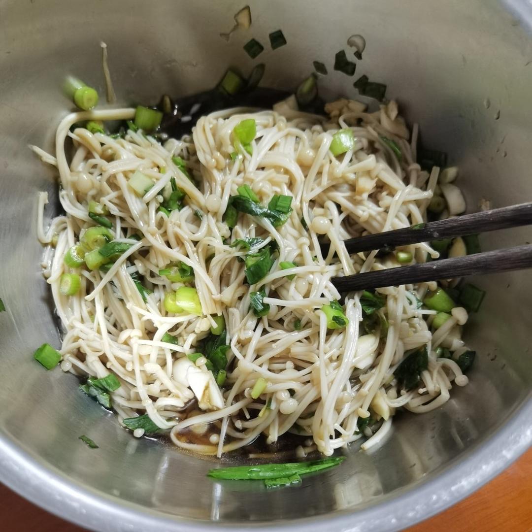 根本停不下来的凉拌金针菇