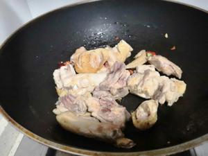 超简单的板栗焖鸡的做法 步骤5