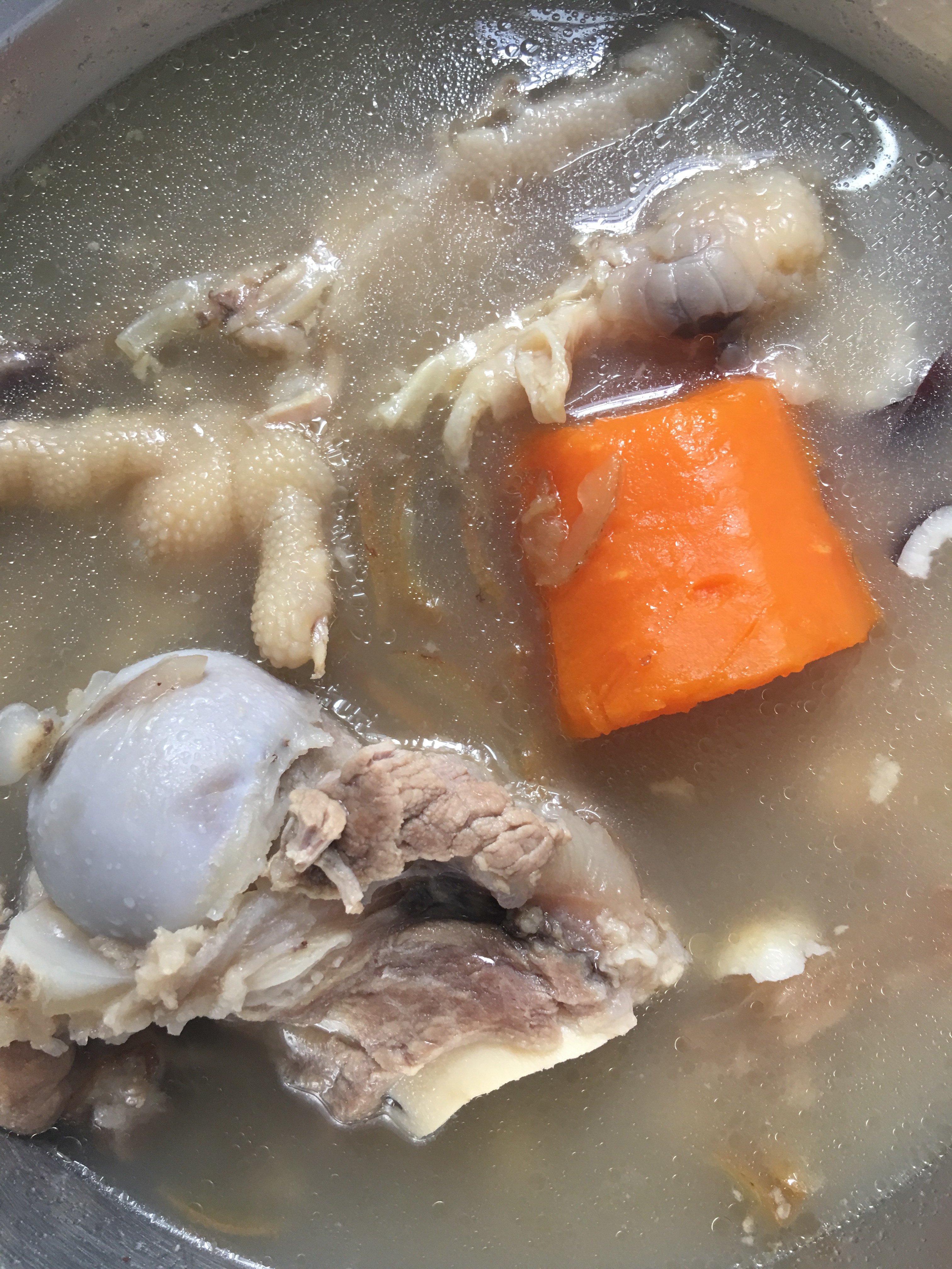 海椰皇猪骨鸡爪汤的做法