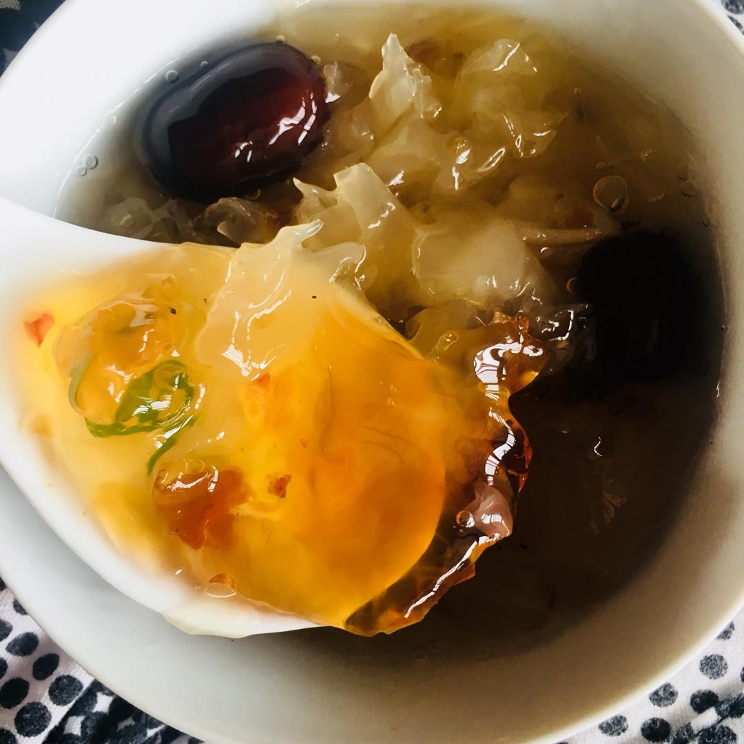 桃胶红枣银耳羹