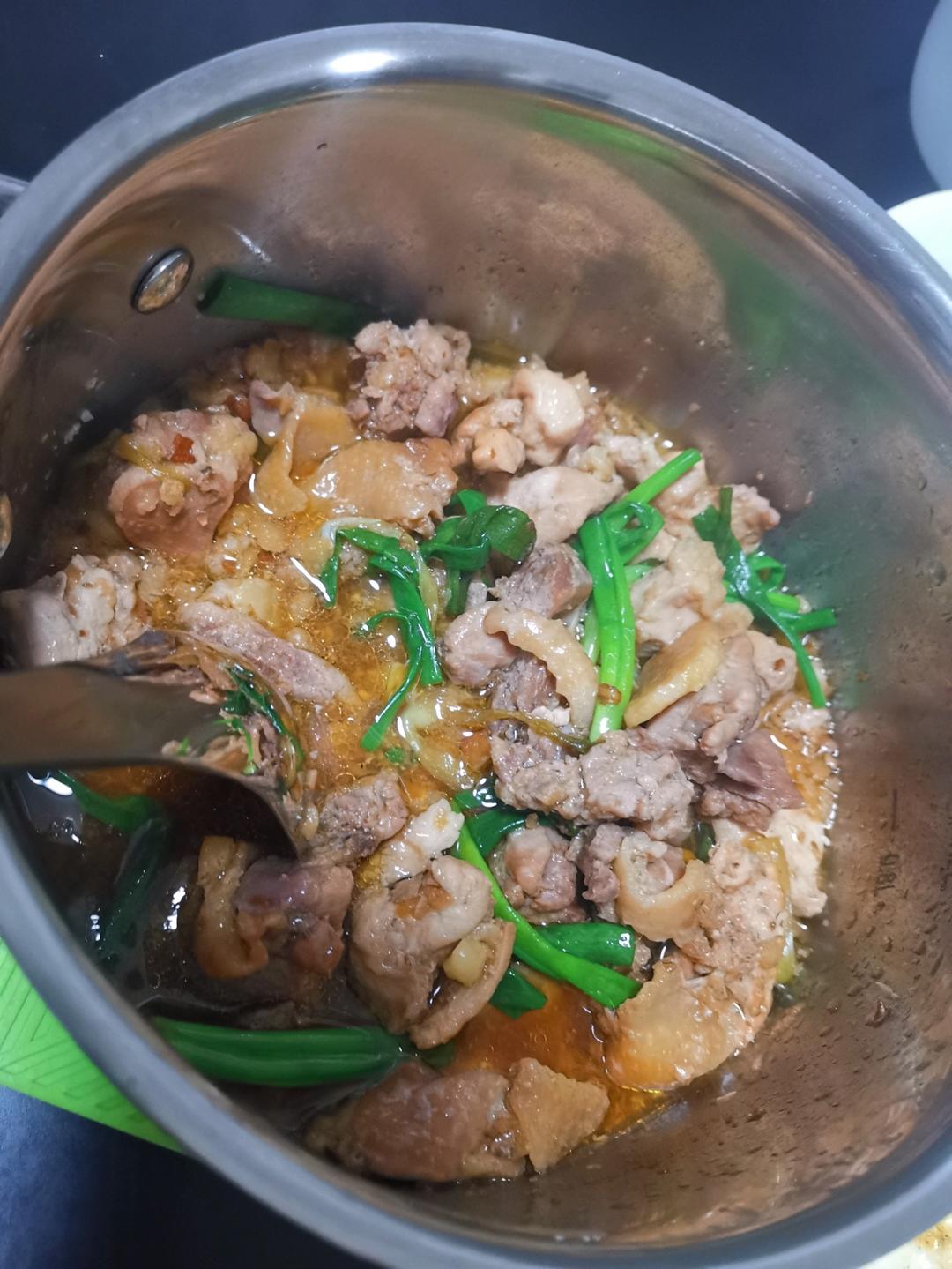 香味十足的沙姜鸡煲