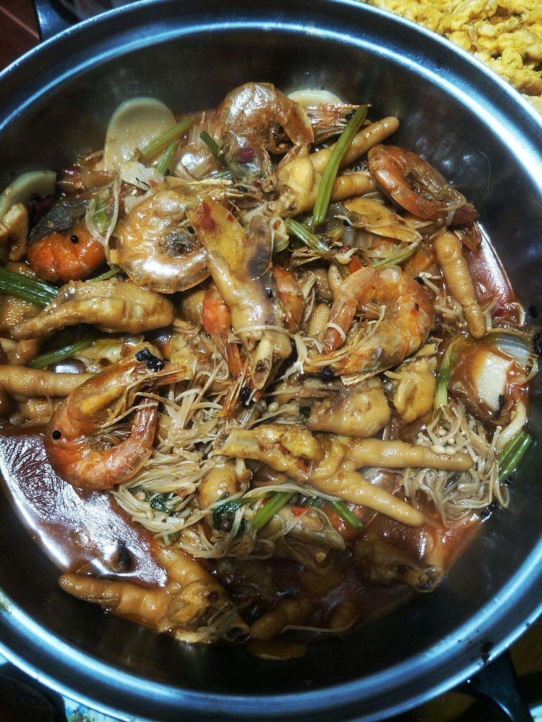 超简单的明虾鸡爪煲