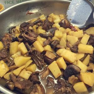 香菇土豆炖鸭肉的做法 步骤4