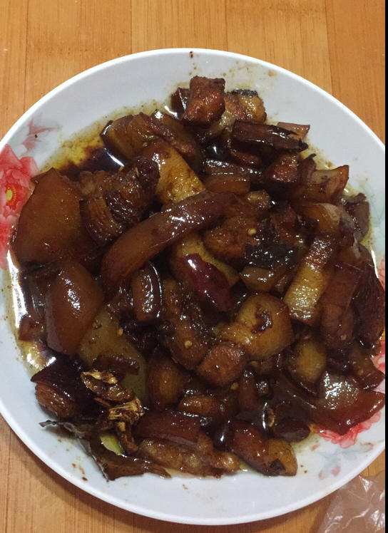 吃着碗里望着锅里的红烧肉