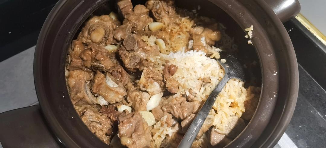 冬菇滑鸡煲仔饭，控制锅巴的生成，煲仔饭酱油的配制