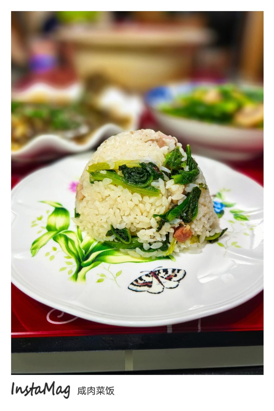 碧绿生青的咸肉香肠菜饭