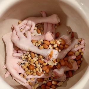 满满胶原蛋白三豆鸡脚汤的做法 步骤3