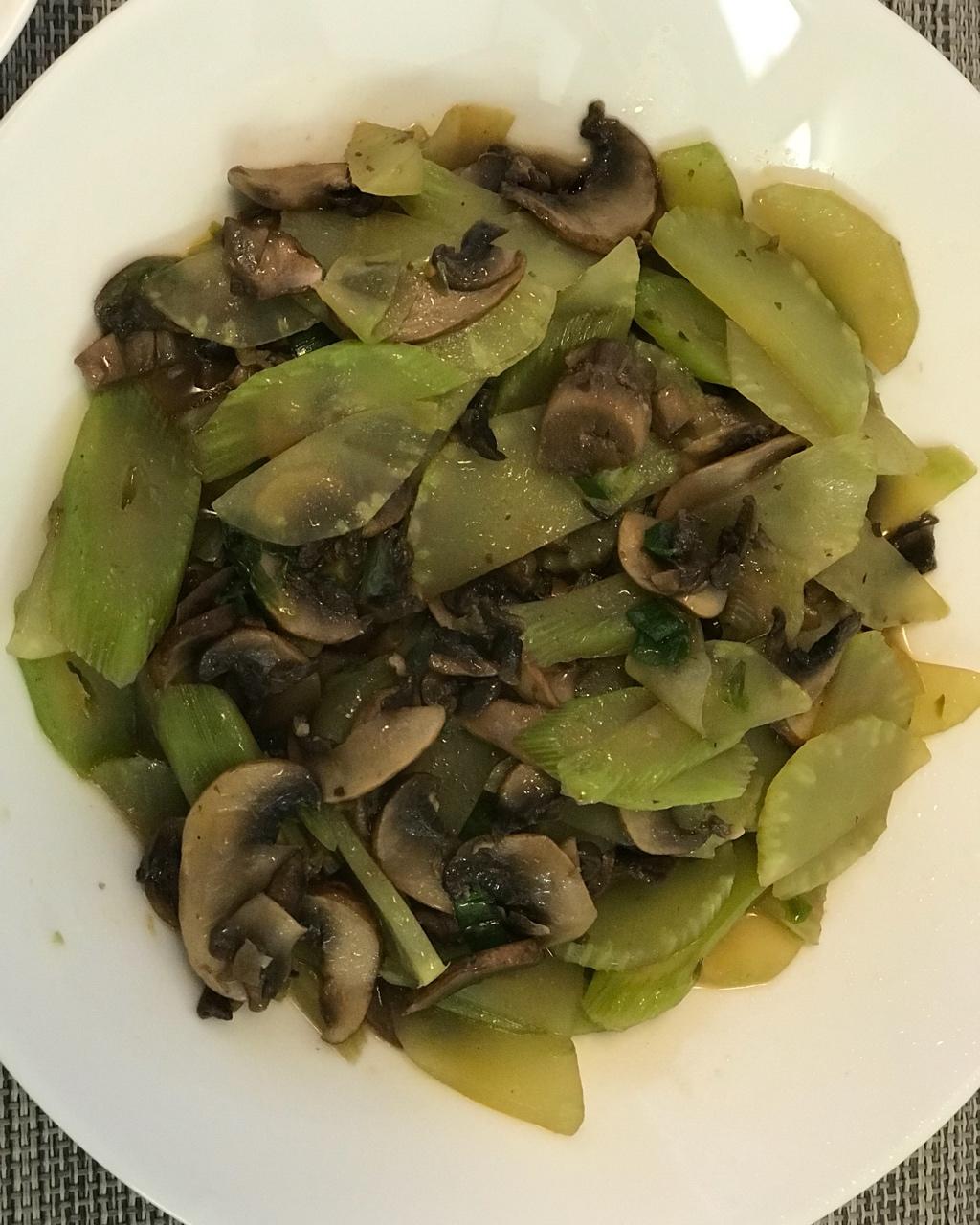 莴笋烩蘑菇