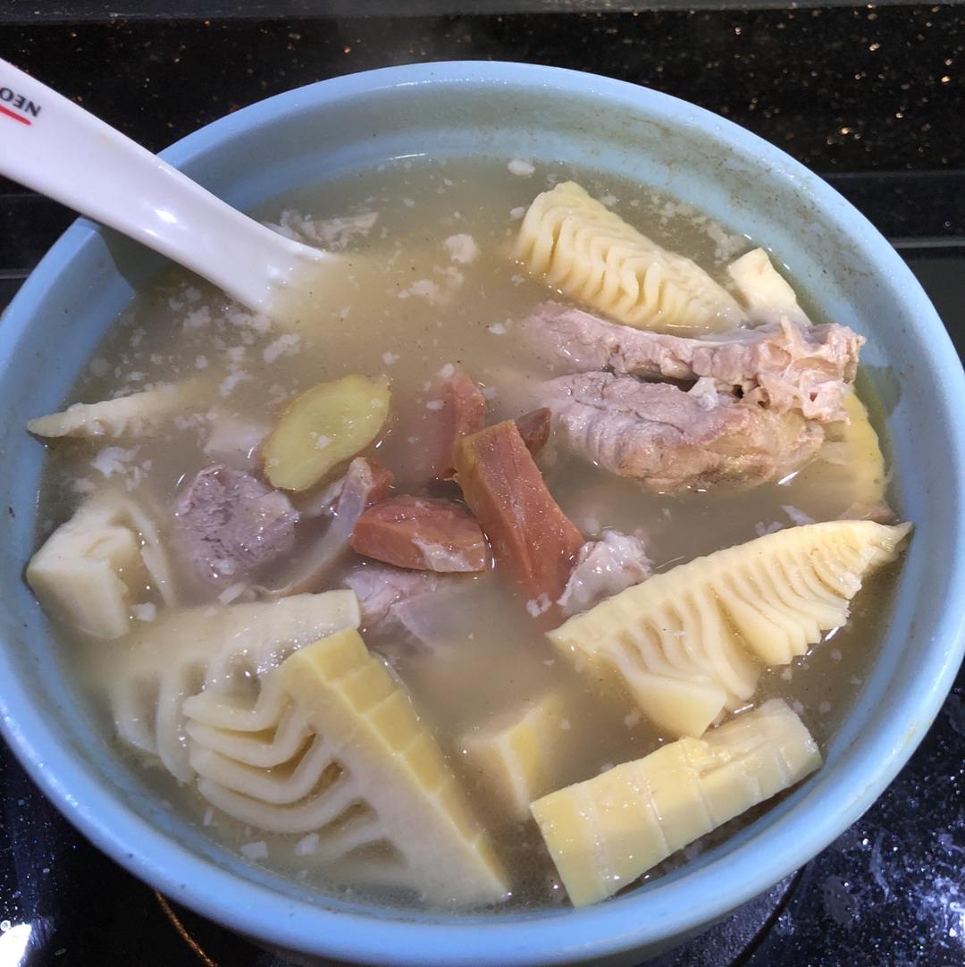 妖精菂翅膀做的火腿鲜笋汤