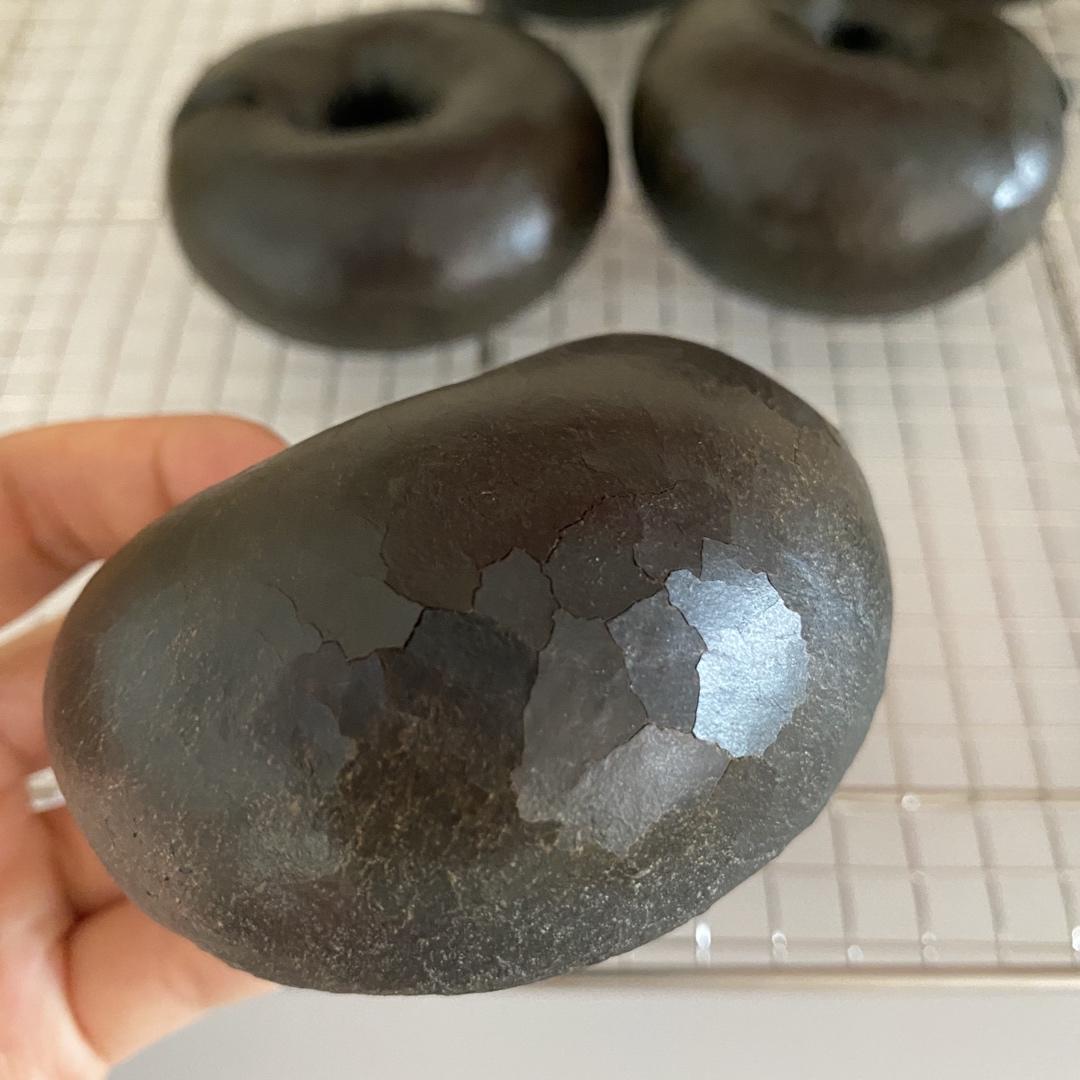 黑不溜秋的金枪鱼玉米竹炭贝果