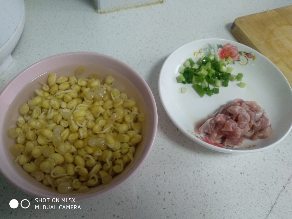 肉炒黄豆芽的做法 步骤2
