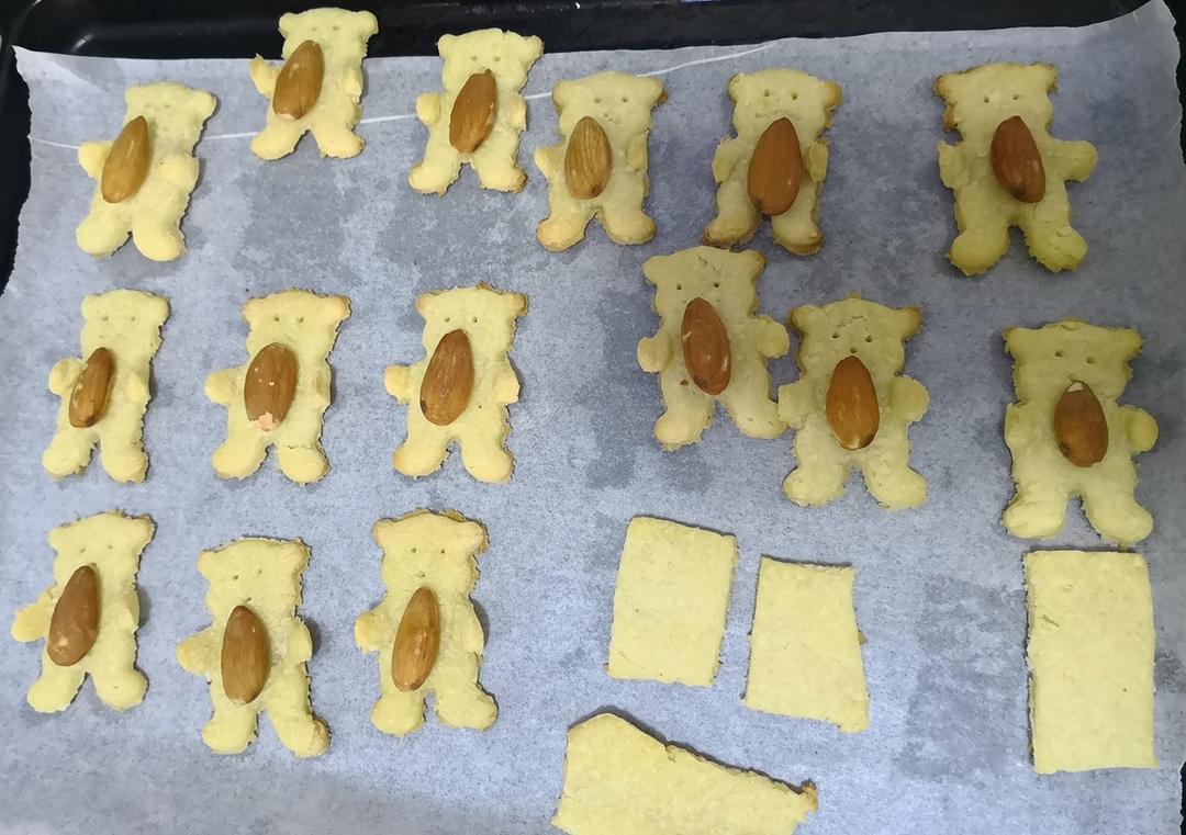 抱杏仁的小熊（造型饼干）