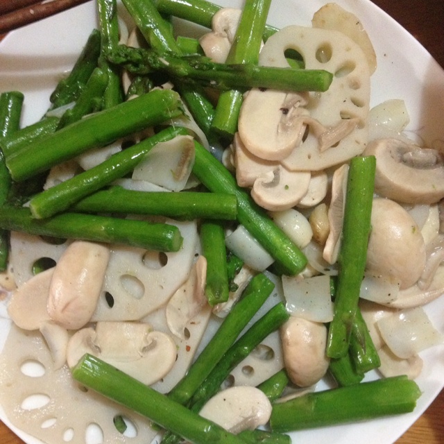 芦笋炒蘑菇