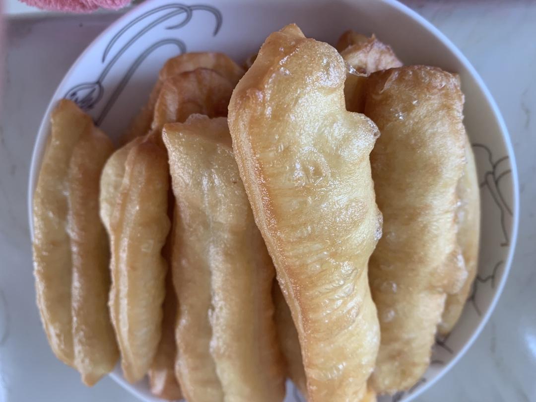 蓬松多孔炸油条的详细做法（普通面粉版） 配方很重要&和面手法也有讲究