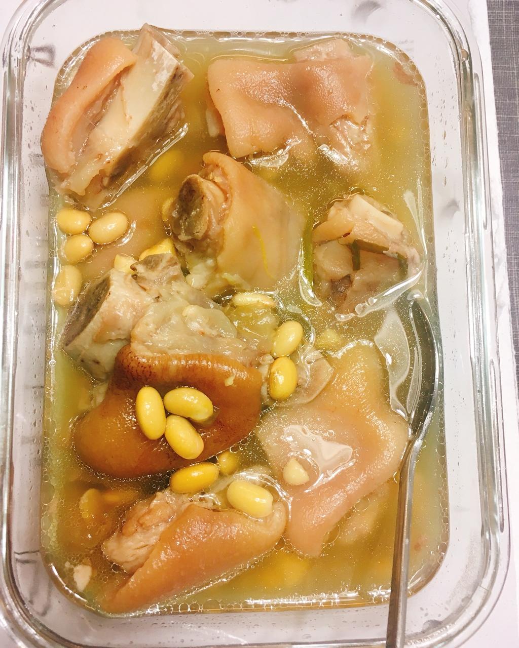 黄豆花生猪脚汤