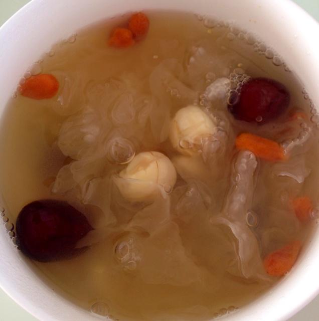 红枣莲子银耳汤
