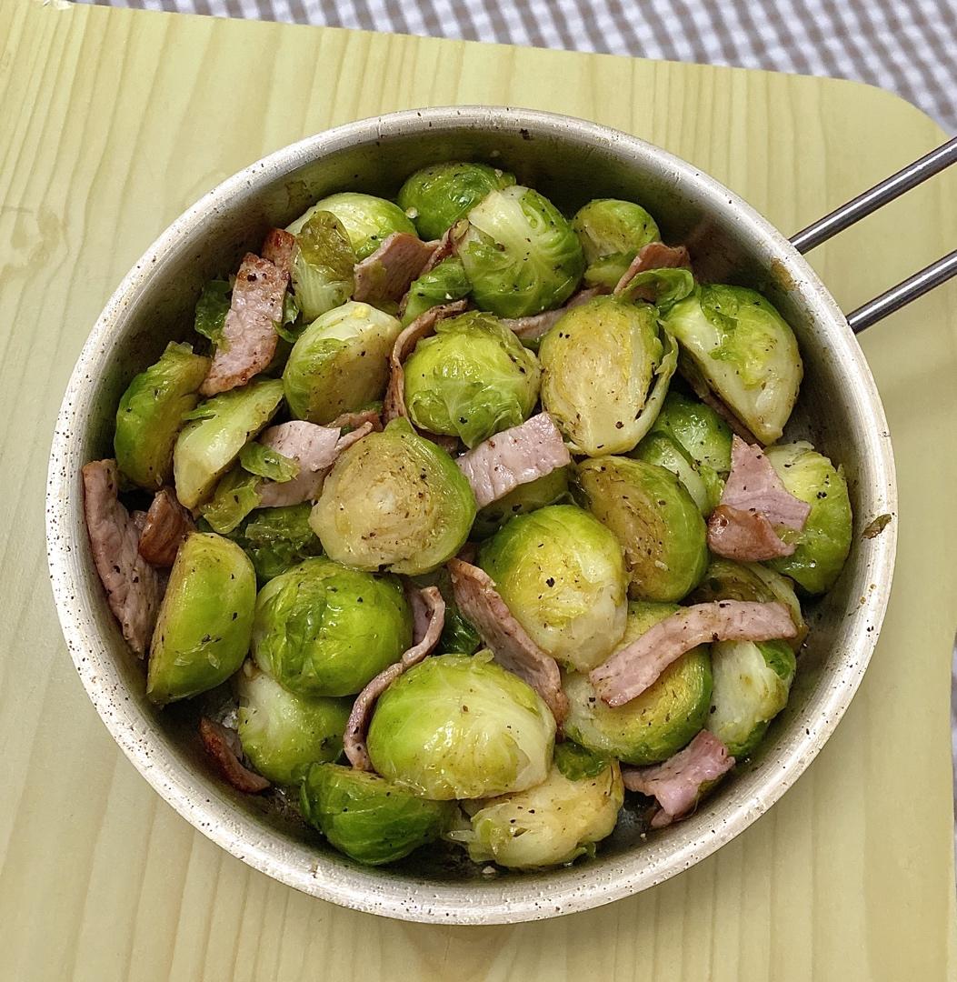 适合闺蜜聚会的小菜：黄油风味培根炒孢子甘蓝