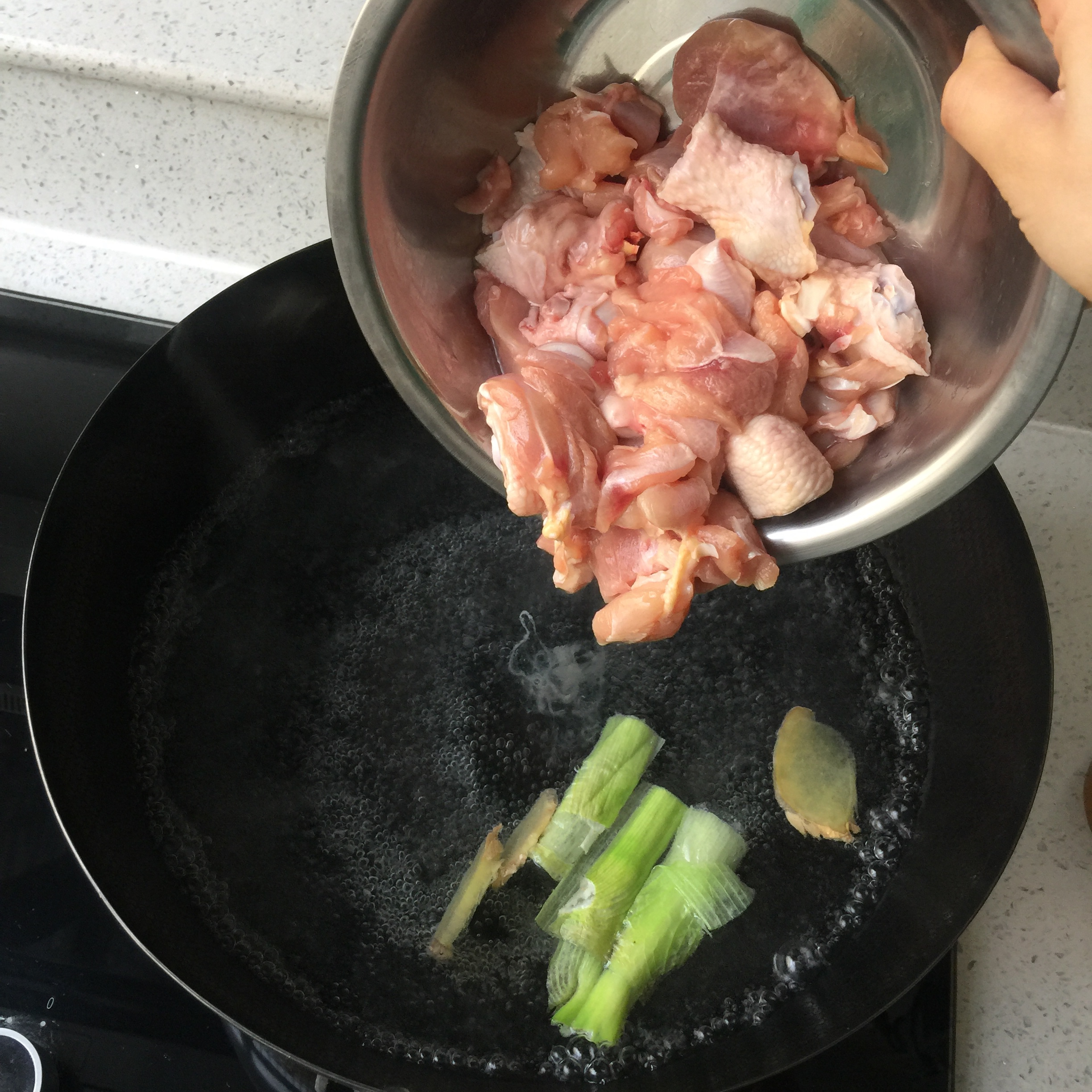 麻辣土豆炖鸡腿的做法 步骤2