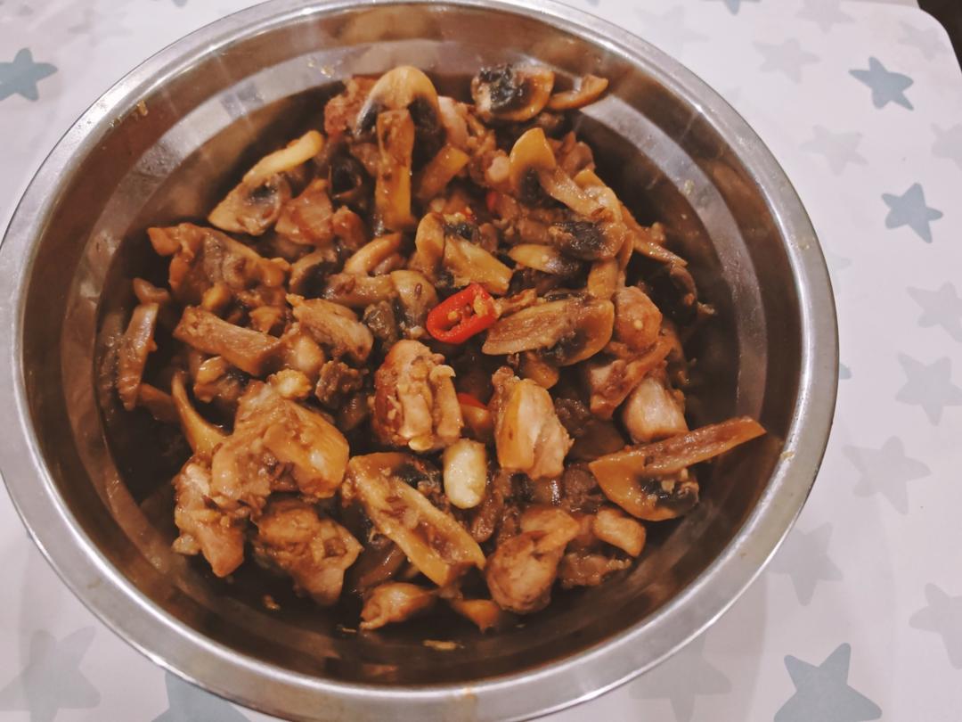 口蘑炒鸡腿肉