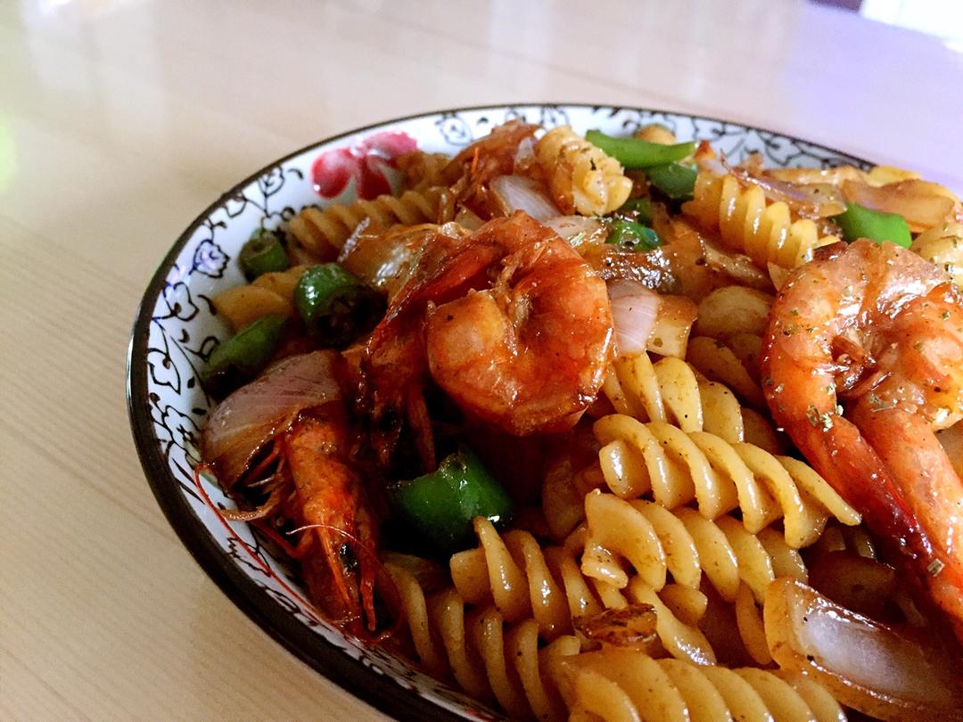 意面金蒜黑椒虾